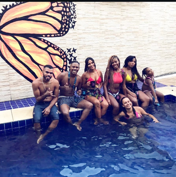 Amigos curtindo a piscina